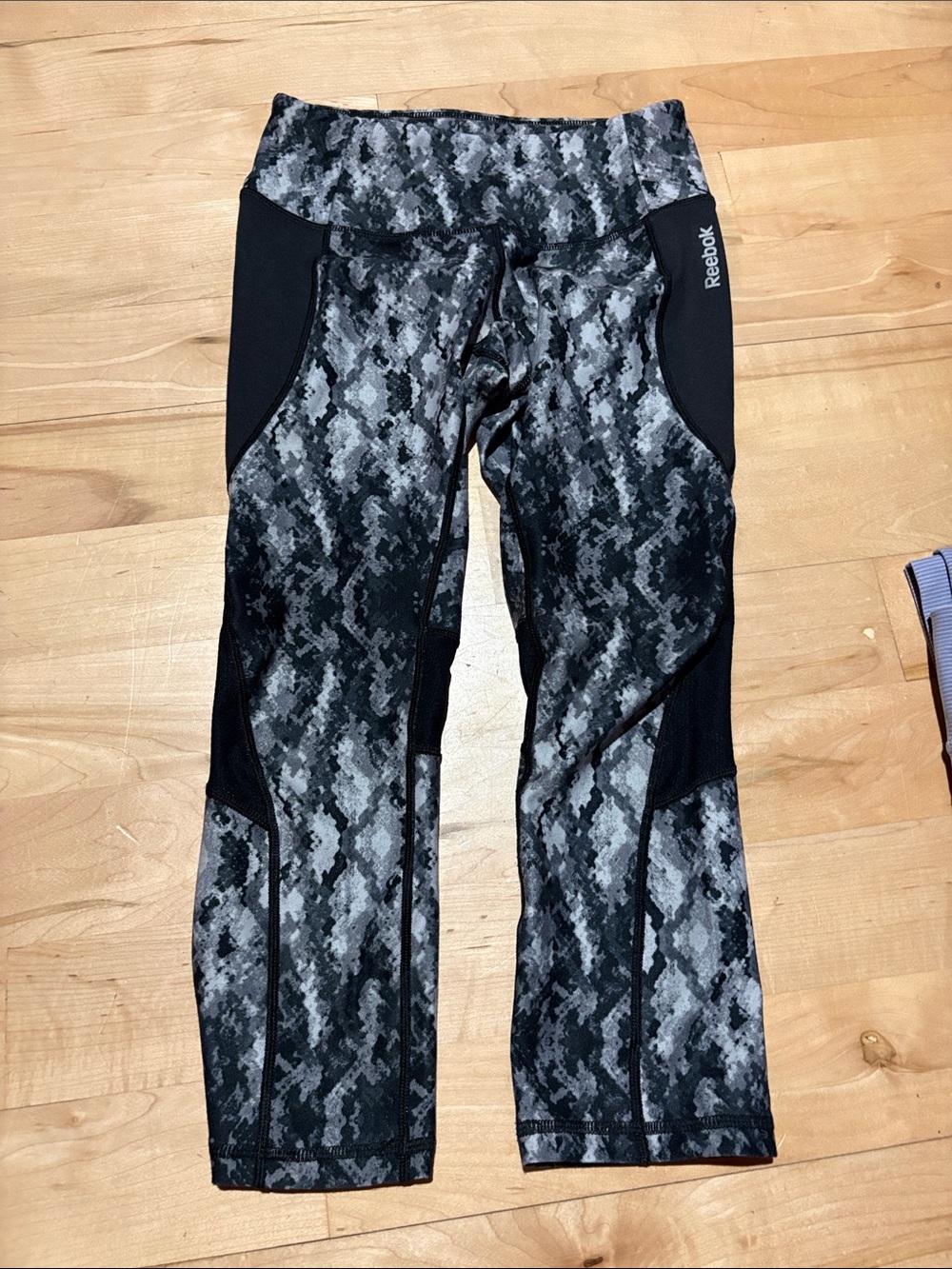 Reebok Black & Gray Snake-Print Workout Capris Xs